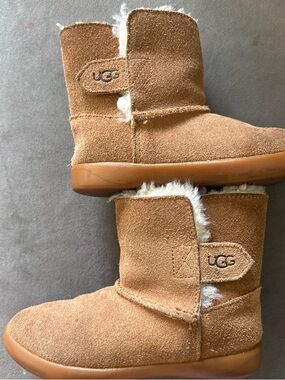 UGG Kids Chestnut Suede Shearling-Lined Winter Boots